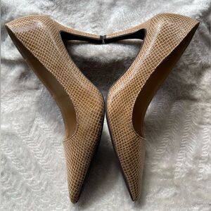J. Reneé Women’s Pointed Toe Tan Heels‎
